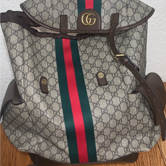 Gucci Backpack been used only for a month still basically brand new - Picture 3 of 3